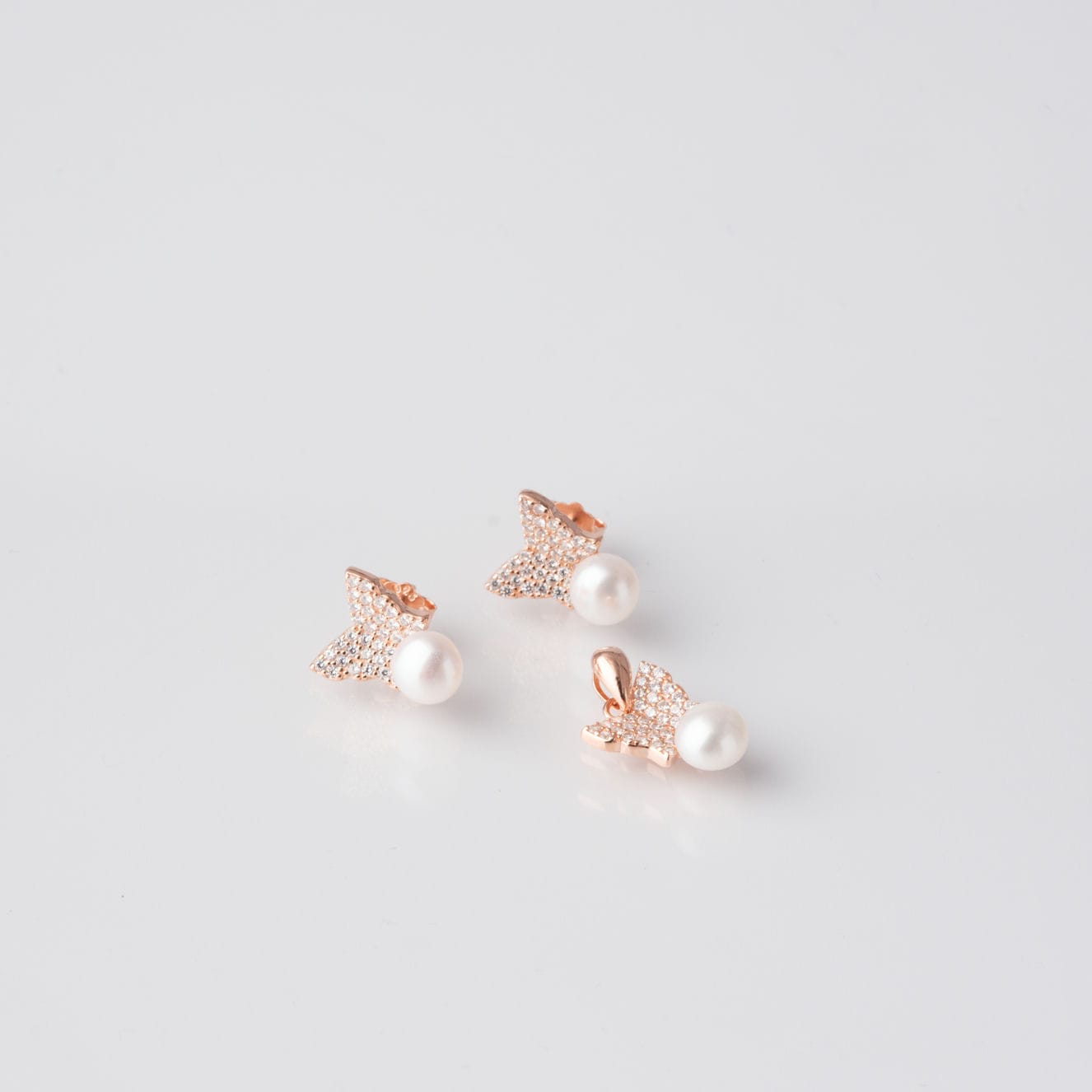 Rose gold plated Wings and Pearls pendant set