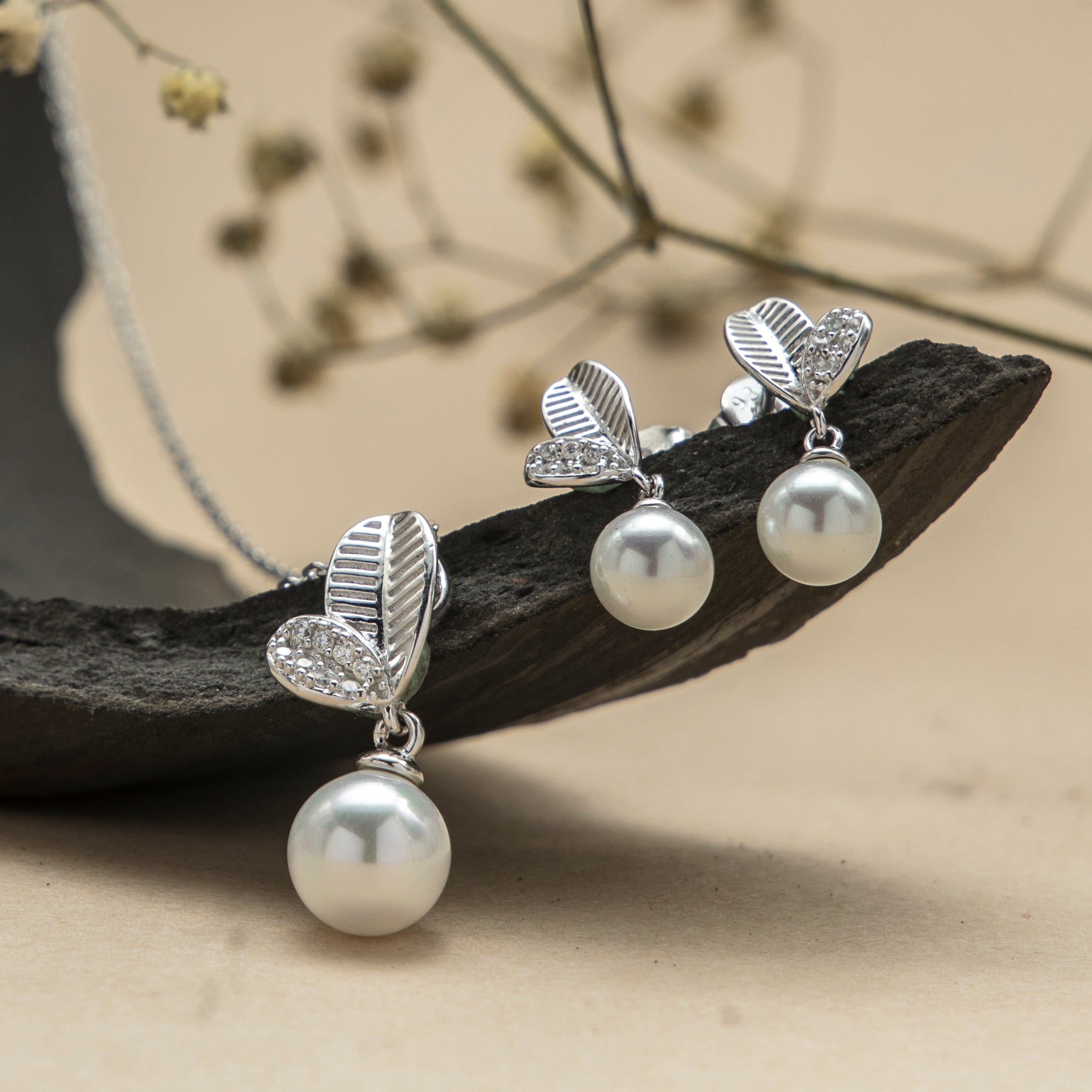 Nature-Inspired Pearl Leaf Necklace Set in 925 Silver - Timeless Jewelry for Gifting and Elegance
