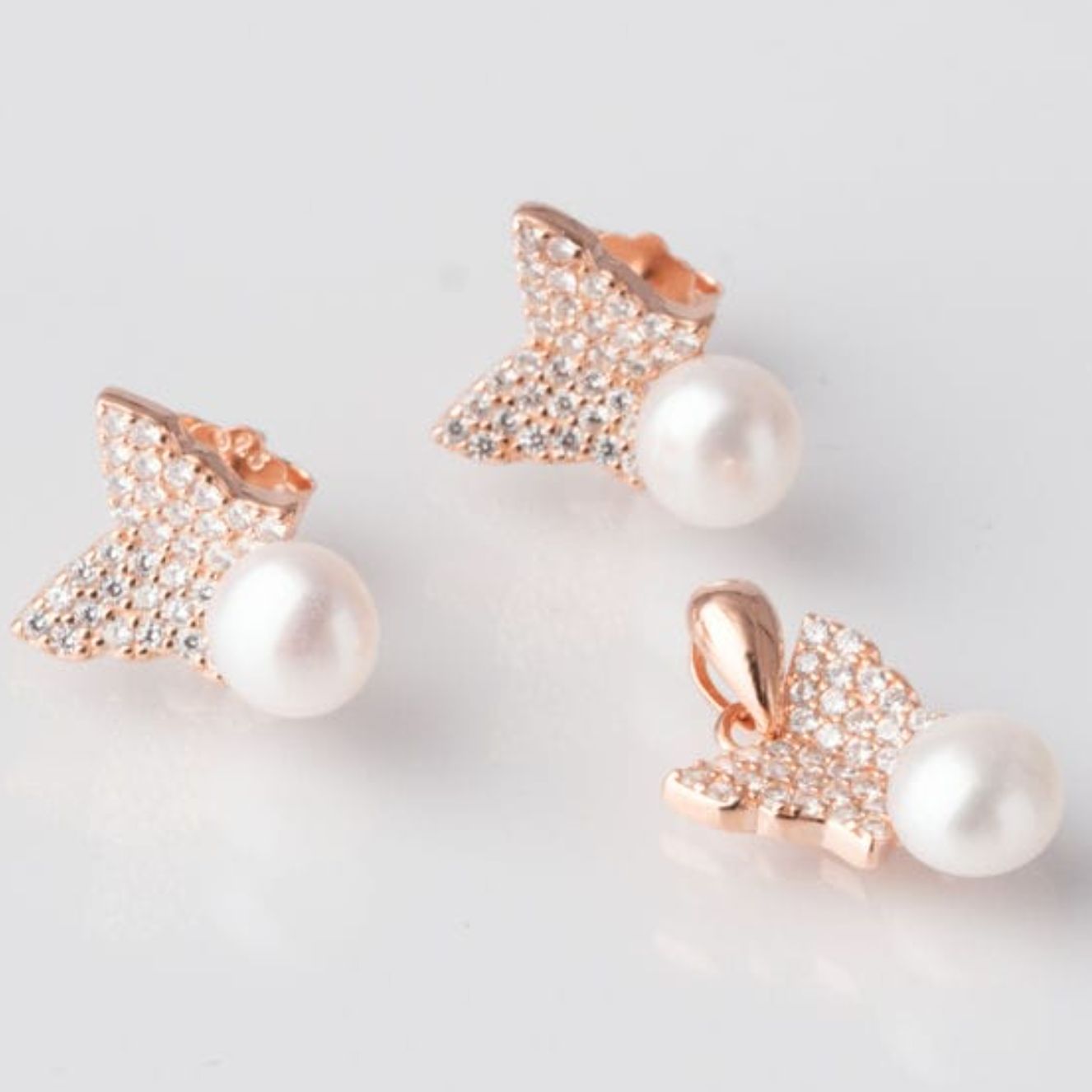 Rose gold plated Wings and Pearls pendant set
